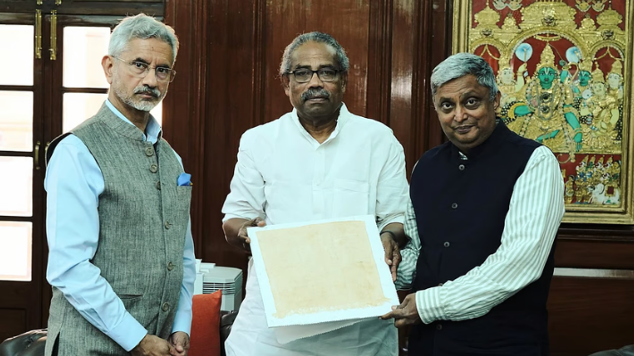 மகாத்மா காந்தியின் வரலாற்றுப் பொருட்கள் இந்தியாவிடம் ஒப்படைப்பு இத்தனை பொருட்களா? மகாத்மா காந்தியின் வரலாற்றுப் பொருட்கள் இந்தியாவிடம் ஒப்படைப்பு இத்தனை பொருட்களா?