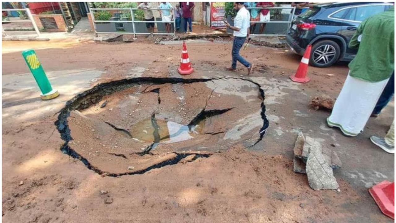 പൈപ്പ് പൊട്ടി നടുറോഡിൽ അതിശക്ത ജലപ്രവാഹം, റോഡിന്റെ പാതിയിലേറെ തകർന്ന് വന് ഗര്ത്തം രൂപപ്പെട്ടു പൈപ്പ് പൊട്ടി നടുറോഡിൽ അതിശക്ത ജലപ്രവാഹം, റോഡിന്റെ പാതിയിലേറെ തകർന്ന് വന് ഗര്ത്തം രൂപപ്പെട്ടു