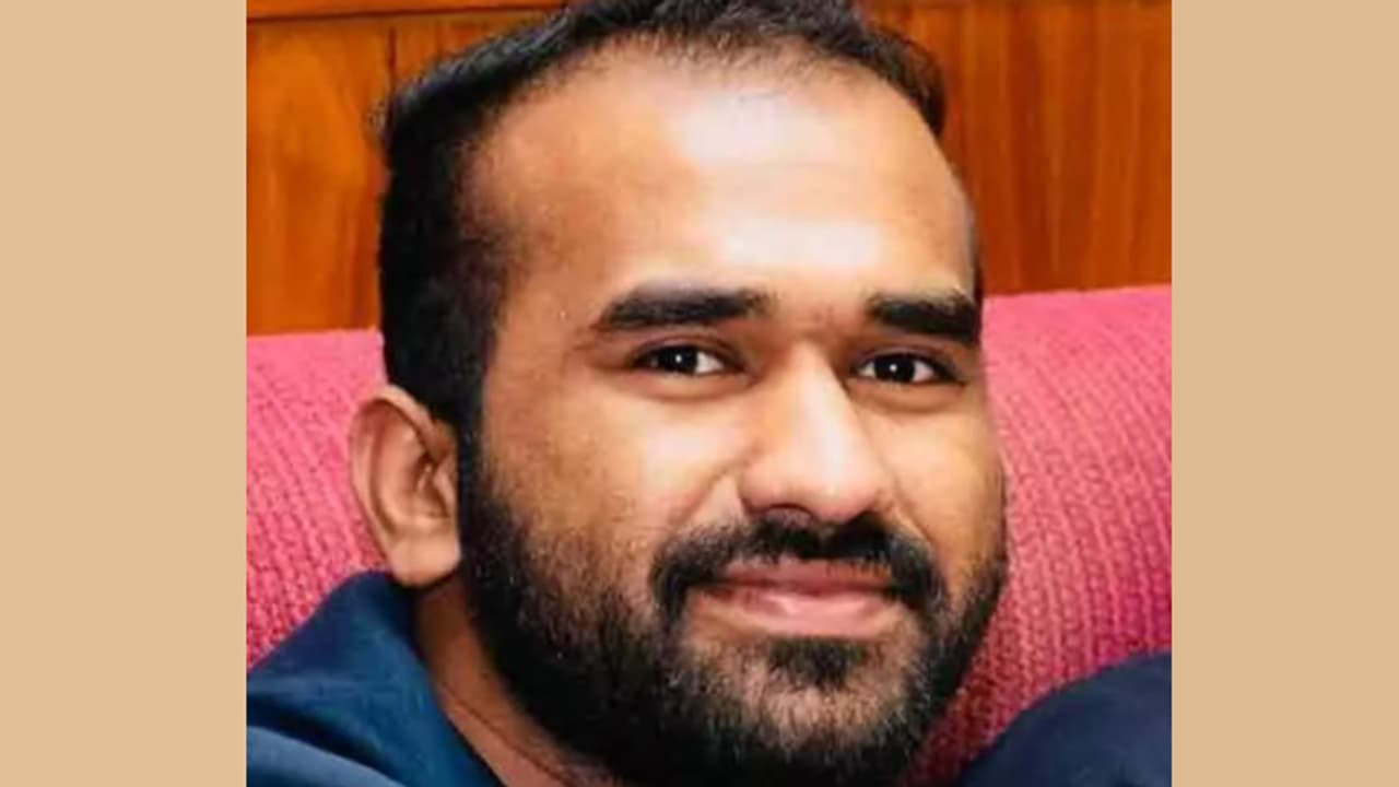 ഹൃദയാഘാതം; പ്രവാസി മലയാളി യുവാവ് കുവൈത്തിൽ മരിച്ചു ഹൃദയാഘാതം; പ്രവാസി മലയാളി യുവാവ് കുവൈത്തിൽ മരിച്ചു