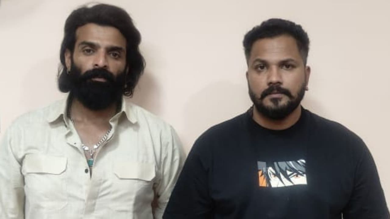 ಕಾಟೇರನ ಮಚ್ಚು ಹಿಡಿದು ರೀಲ್ಸ್ ಮಾಡಿದ್ದಕ್ಕೆ ರಜತ್, ವಿನಯ್ಗೆ ಬಾಂಬೆ ಕಟ್ ಹಾಕಿ ಕೂರಿಸಿದ ಪೊಲೀಸ್! ಕಾಟೇರನ ಮಚ್ಚು ಹಿಡಿದು ರೀಲ್ಸ್ ಮಾಡಿದ್ದಕ್ಕೆ ರಜತ್, ವಿನಯ್ಗೆ ಬಾಂಬೆ ಕಟ್ ಹಾಕಿ ಕೂರಿಸಿದ ಪೊಲೀಸ್!