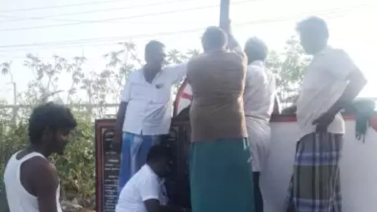 പാർട്ടി കൊടിമരം നീക്കം ചെയ്യുന്നതിനിടെ വൈദ്യുതി ലൈനിൽ തട്ടി; ഒരാൾക്ക് ദാരുണാന്ത്യം, നാല് പേർക്ക് പരിക്ക് പാർട്ടി കൊടിമരം നീക്കം ചെയ്യുന്നതിനിടെ വൈദ്യുതി ലൈനിൽ തട്ടി; ഒരാൾക്ക് ദാരുണാന്ത്യം, നാല് പേർക്ക് പരിക്ക്