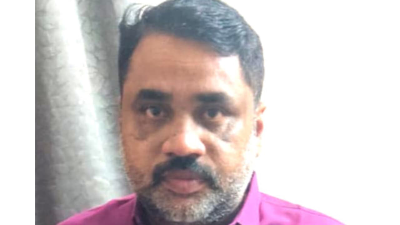 ആഢംബര കാര്, പുതു പുത്തൻ ബുള്ളറ്റ്, ലാവിഷായി ജീവിതം; വിദേശ ജോലി നൽകാമെന്ന് പറഞ്ഞ് കോടികൾ തട്ടിയ യുവാവ് പിടിയിൽ ആഢംബര കാര്, പുതു പുത്തൻ ബുള്ളറ്റ്, ലാവിഷായി ജീവിതം; വിദേശ ജോലി നൽകാമെന്ന് പറഞ്ഞ് കോടികൾ തട്ടിയ യുവാവ് പിടിയിൽ