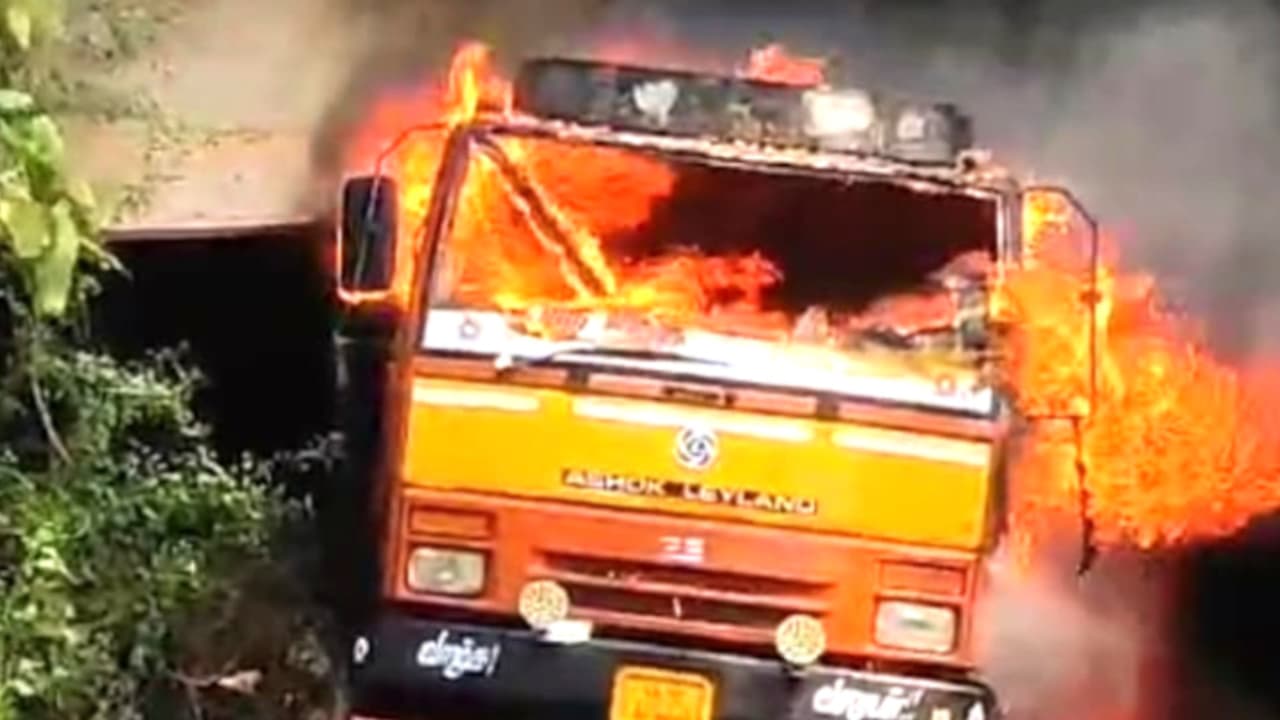 കൊയ്ത്തു മെതിയന്ത്രം കയറ്റി വന്ന ലോറി നിന്ന് കത്തി, പാചകത്തിന് സൂക്ഷിച്ച സിലിണ്ടര്‍ പൊട്ടിത്തെറിച്ചു