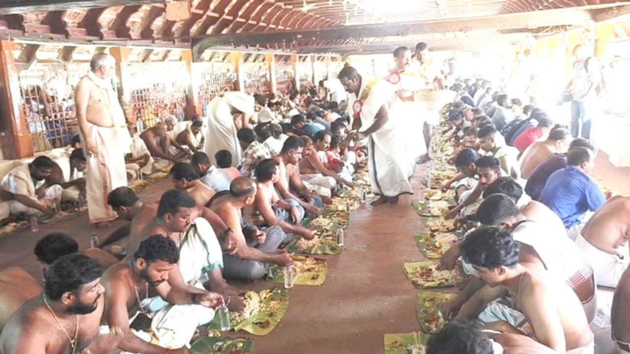 അരി, പ്രഥമൻ, ഗോതമ്പുമടക്കം 5 പായസം, ചക്കയും ചേമ്പുമടക്കം ഉപ്പേരികൾ, തൂശനിലയിൽ നാടകശാല സദ്യയുണ്ട് പതിനായിരങ്ങൾ