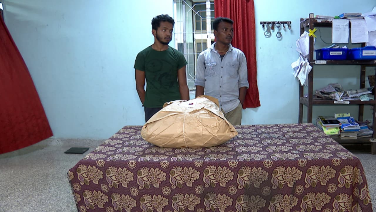 അതിഥി തൊഴിലാളികളായി കോഴിക്കോടെത്തി, വലിയ പൊതിയുമായി ഫറോക്കിലെ ലോഡ്ജിൽ ; 7 കിലോ കഞ്ചാവ് പിടികൂടി അതിഥി തൊഴിലാളികളായി കോഴിക്കോടെത്തി, വലിയ പൊതിയുമായി ഫറോക്കിലെ ലോഡ്ജിൽ ; 7 കിലോ കഞ്ചാവ് പിടികൂടി