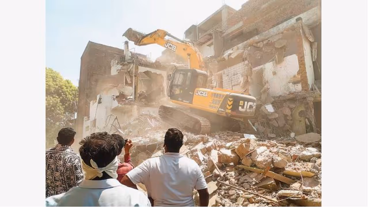 ನಾಗ್ಪುರ ಹಿಂಸಾಚಾರದ ರೂವಾರಿ ಫಹೀಮ್ ಖಾನ್ 2 ಅಂತಸ್ತಿನ ಮನೆ ಧ್ವಂಸ ನಾಗ್ಪುರ ಹಿಂಸಾಚಾರದ ರೂವಾರಿ ಫಹೀಮ್ ಖಾನ್ 2 ಅಂತಸ್ತಿನ ಮನೆ ಧ್ವಂಸ