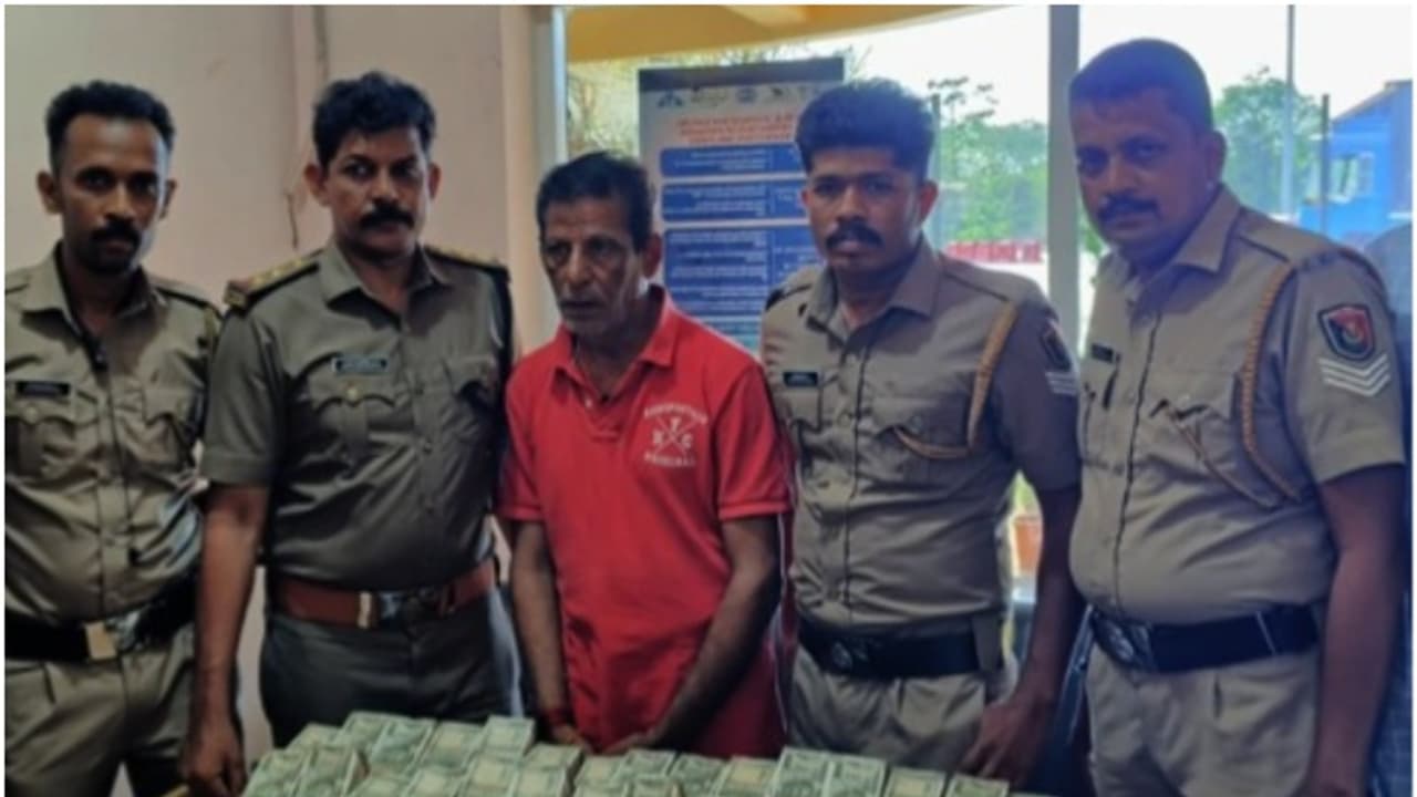 ആന്ധ്രയിൽ നിന്നുവരുന്ന ബസിൽ പരിശോധന നടത്തിയത് ലഹരി കണ്ടെത്താൻ, കിട്ടിയത് അനധികൃതമായി കൊണ്ടുവന്ന 71.5 ലക്ഷം രൂപ ആന്ധ്രയിൽ നിന്നുവരുന്ന ബസിൽ പരിശോധന നടത്തിയത് ലഹരി കണ്ടെത്താൻ, കിട്ടിയത് അനധികൃതമായി കൊണ്ടുവന്ന 71.5 ലക്ഷം രൂപ