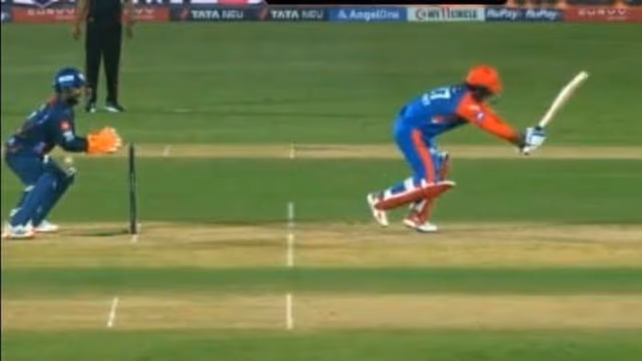 മത്സരം കൈവിട്ടത് റിഷഭ് പന്ത്? അവസാന ഓവറില് അനായാസ സ്റ്റംപിങ് ചാന്സ് നഷ്ടമാക്കി വീഡിയോ മത്സരം കൈവിട്ടത് റിഷഭ് പന്ത്? അവസാന ഓവറില് അനായാസ സ്റ്റംപിങ് ചാന്സ് നഷ്ടമാക്കി വീഡിയോ