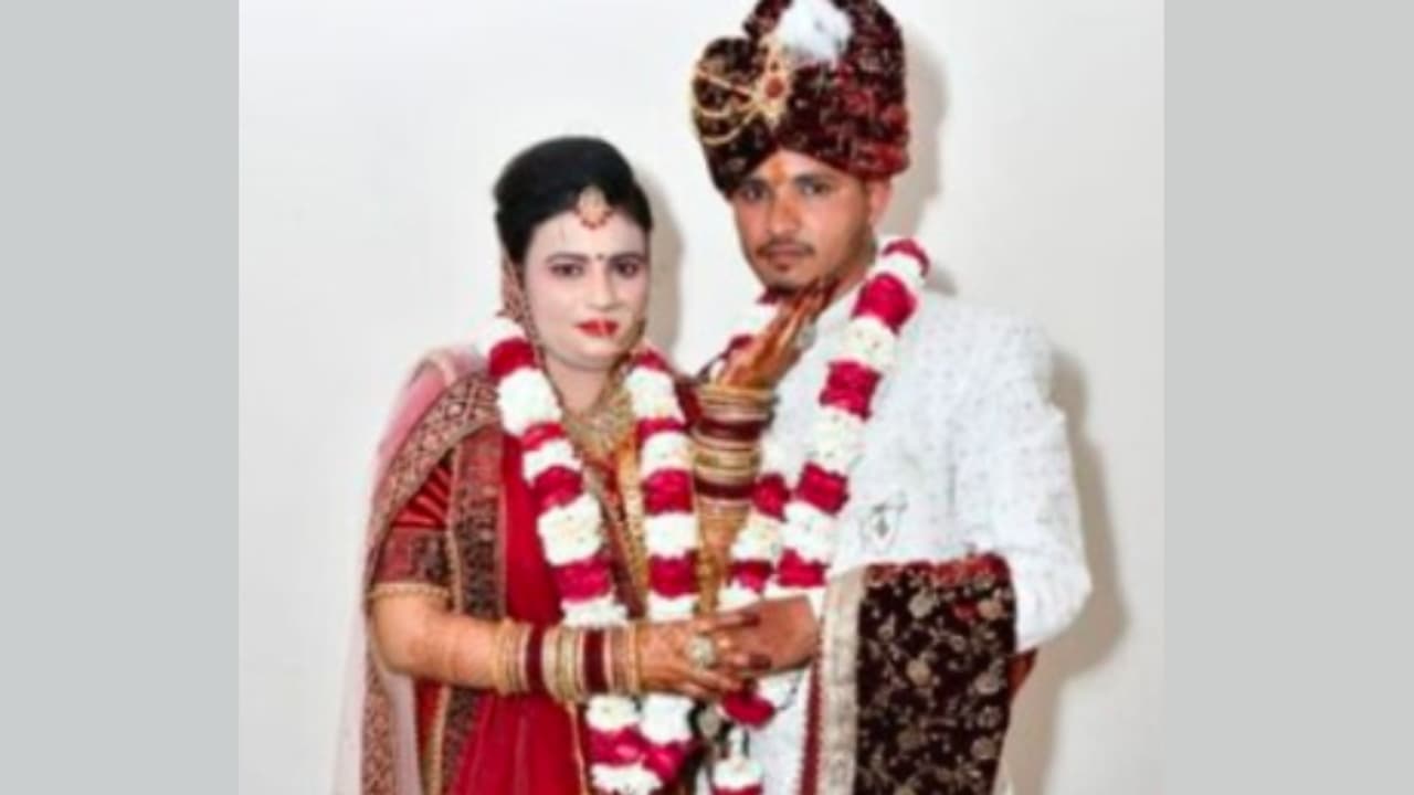 നാലുവർഷത്തെ പ്രണയം വീട്ടുകാർ എതിർത്തു, മറ്റൊരാളുമായി വിവാഹം നടത്തി; യുവതി ഭർത്താവിനെ കൊന്നത് ക്വട്ടേഷൻ നൽകി നാലുവർഷത്തെ പ്രണയം വീട്ടുകാർ എതിർത്തു, മറ്റൊരാളുമായി വിവാഹം നടത്തി; യുവതി ഭർത്താവിനെ കൊന്നത് ക്വട്ടേഷൻ നൽകി