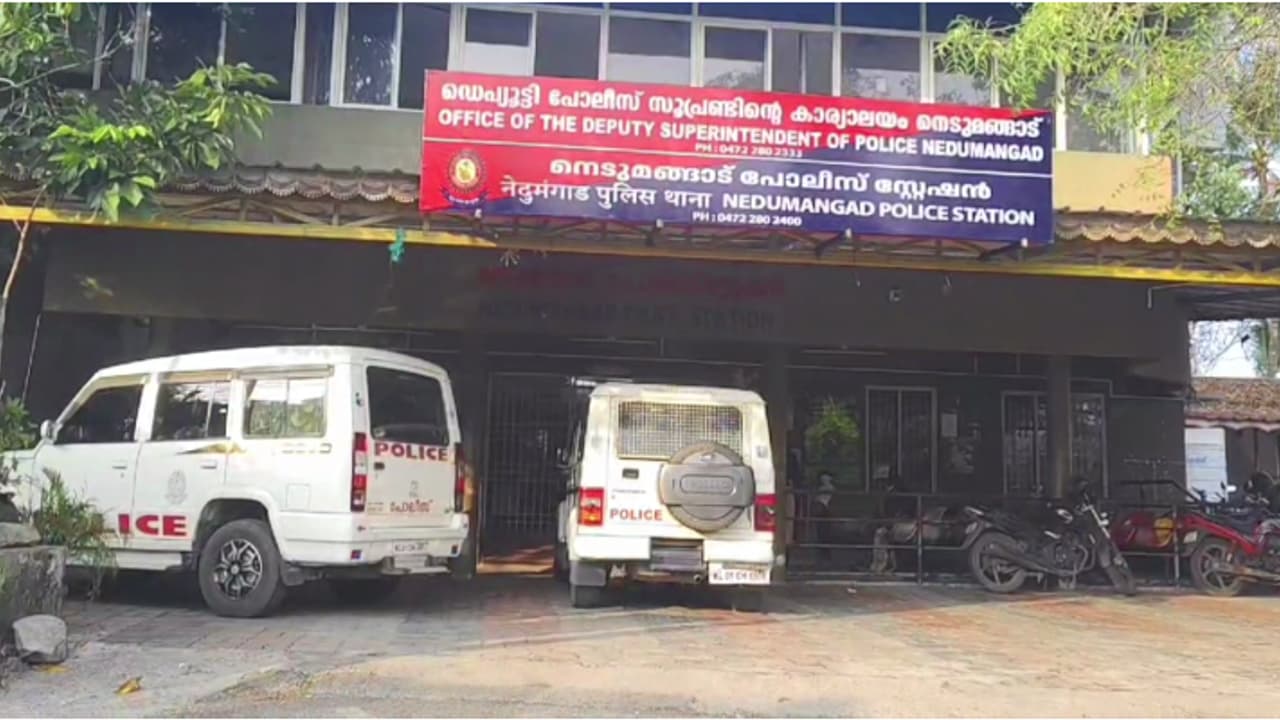 ബോയ്സ് ഹോസ്റ്റലിലേക്ക് പാഴ്സൽ; കവറിൽ 105 മിഠായികൾ, ലഹരിയുമായി മൂന്നുപേരെ അറസ്റ്റ് ചെയ്ത് പൊലീസ് ബോയ്സ് ഹോസ്റ്റലിലേക്ക് പാഴ്സൽ; കവറിൽ 105 മിഠായികൾ, ലഹരിയുമായി മൂന്നുപേരെ അറസ്റ്റ് ചെയ്ത് പൊലീസ്