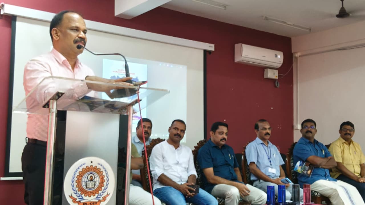 സാമൂഹ്യ പ്രതിബദ്ധയുള്ള തലമുറ ഉണ്ടായാൽ മാത്രമേ സുരക്ഷിതമായ സമൂഹത്തെ നിർമ്മിക്കാൻ കഴിയൂ പി.വിജയൻ ഐപിഎസ് സാമൂഹ്യ പ്രതിബദ്ധയുള്ള തലമുറ ഉണ്ടായാൽ മാത്രമേ സുരക്ഷിതമായ സമൂഹത്തെ നിർമ്മിക്കാൻ കഴിയൂ പി.വിജയൻ ഐപിഎസ്