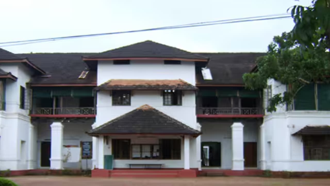 വിദ്യാർത്ഥികൾക്ക് ഛർദ്ദിയും അതിസാരവും; ആലുവ യുസി കോളേജിൻ്റെ നാല് ഹോസ്റ്റലുകളും അടയ്ക്കും വിദ്യാർത്ഥികൾക്ക് ഛർദ്ദിയും അതിസാരവും; ആലുവ യുസി കോളേജിൻ്റെ നാല് ഹോസ്റ്റലുകളും അടയ്ക്കും