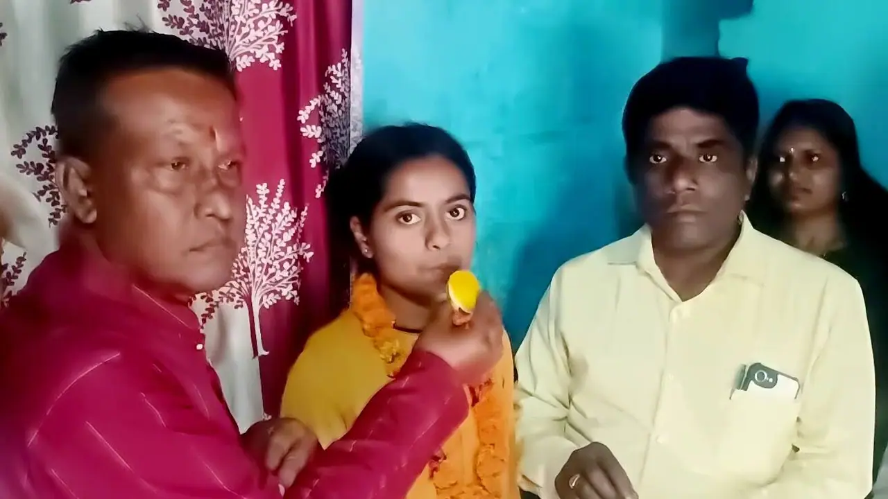 Auto driver's daughter Roshni Kumari defies odds to top Bihar Class 12 commerce exams; WATCH celebrations Auto driver's daughter Roshni Kumari defies odds to top Bihar Class 12 commerce exams; WATCH celebrations