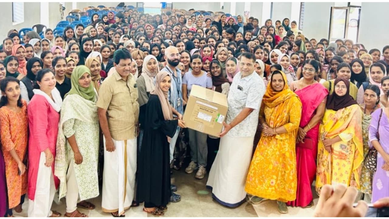 നഗരസഭയിലെ മുഴുവൻ വിദ്യാർഥിനികൾക്കും മെൻസ്ട്രൽ കപ്പ്! കേരളത്തിനാകെ മാതൃകയായി മലപ്പുറം നഗരസഭ നഗരസഭയിലെ മുഴുവൻ വിദ്യാർഥിനികൾക്കും മെൻസ്ട്രൽ കപ്പ്! കേരളത്തിനാകെ മാതൃകയായി മലപ്പുറം നഗരസഭ