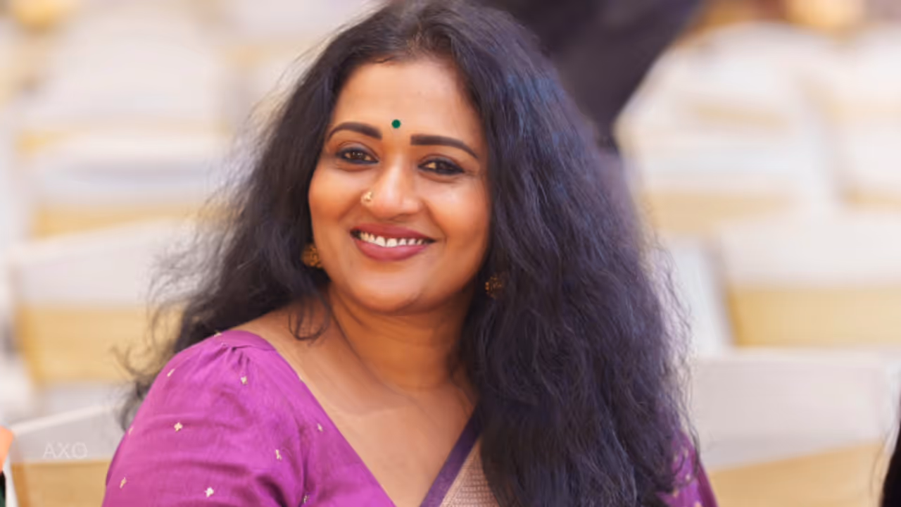 'ഒന്നു പൊട്ടിച്ചിരിക്കാൻ പോലും പറ്റിയിട്ടില്ല, സ്ത്രീകൾ ഈ മണ്ടത്തരത്തിൽ ചാടരുത്'; മഞ്ജു പത്രോസ് പറയുന്നു