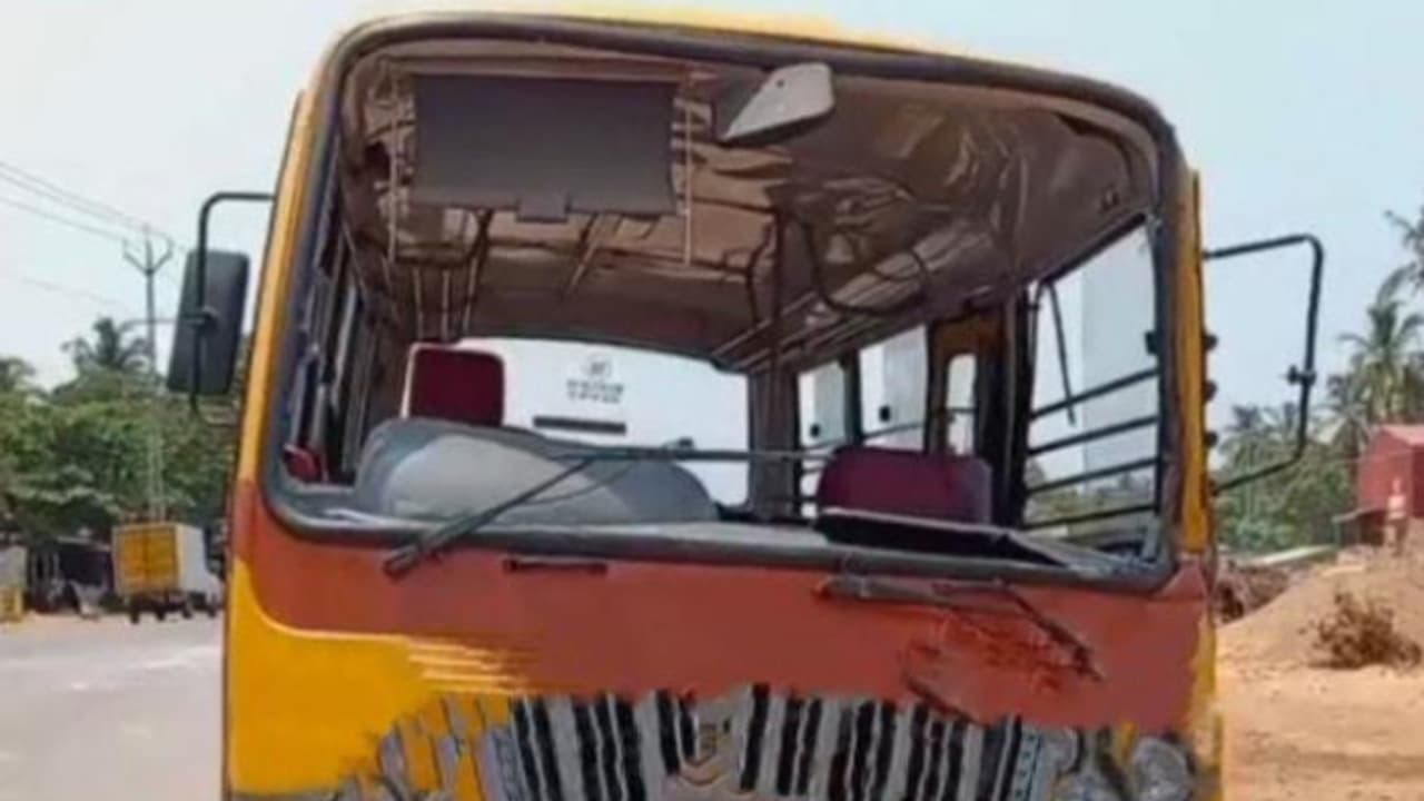 സ്കൂൾ ബസ് ലോറിക്ക് പിന്നിൽ ഇടിച്ച് അപകടം, 19 വിദ്യാർഥികൾക്ക് പരിക്ക് സ്കൂൾ ബസ് ലോറിക്ക് പിന്നിൽ ഇടിച്ച് അപകടം, 19 വിദ്യാർഥികൾക്ക് പരിക്ക്