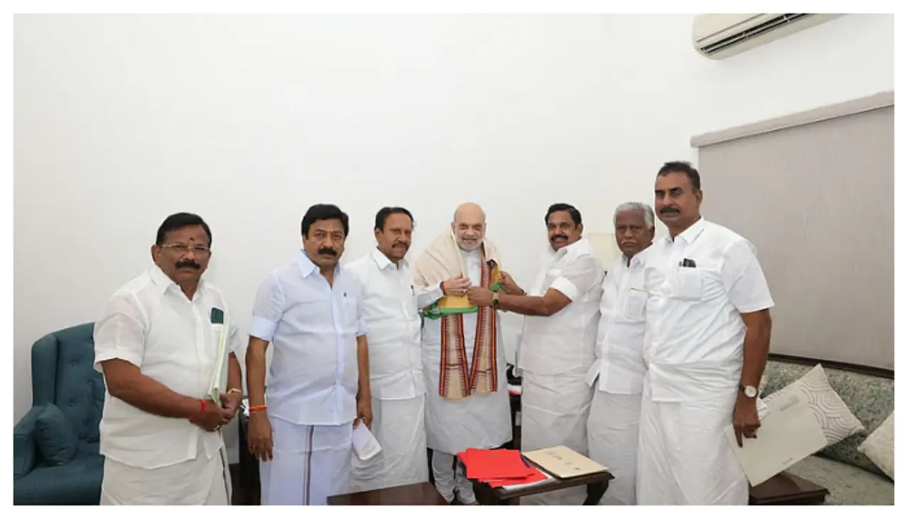 തമിഴ് രാഷ്ട്രീയത്തിൽ നിർണായക നീക്കം; അമിത് ഷായെ കണ്ട് പളനിസ്വാമി,2026ൽ എന്ഡിഎ ഭരണമെന്ന് ഷായുടെ ട്വീറ്റ് തമിഴ് രാഷ്ട്രീയത്തിൽ നിർണായക നീക്കം; അമിത് ഷായെ കണ്ട് പളനിസ്വാമി,2026ൽ എന്ഡിഎ ഭരണമെന്ന് ഷായുടെ ട്വീറ്റ്