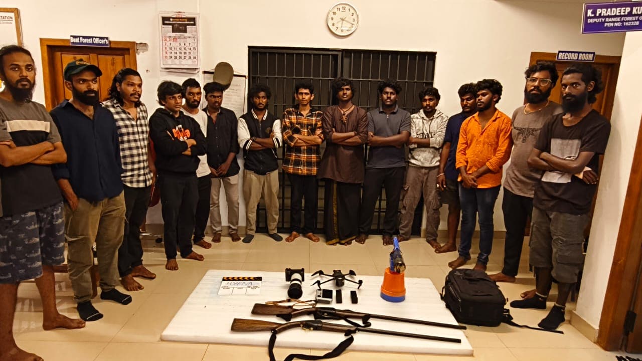 വനത്തില് ഡോക്യൂമെന്ററി ഷൂട്ടിങ്; സംവിധായകനും സംഘവും വനംവകുപ്പിന്റെ പിടിയില് വനത്തില് ഡോക്യൂമെന്ററി ഷൂട്ടിങ്; സംവിധായകനും സംഘവും വനംവകുപ്പിന്റെ പിടിയില്