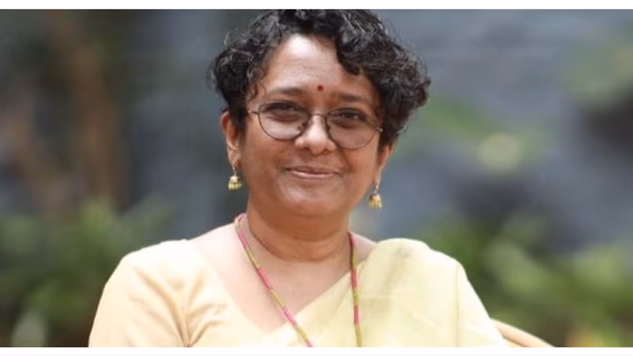 കറുപ്പിന് എന്താണ് കുഴപ്പം? സംസ്ഥാന ചീഫ് സെക്രട്ടറിക്ക് നേരെയും വര്ണ്ണ വിവേചനം, പിന്തുണയുമായി സോഷ്യൽ മീഡിയ കറുപ്പിന് എന്താണ് കുഴപ്പം? സംസ്ഥാന ചീഫ് സെക്രട്ടറിക്ക് നേരെയും വര്ണ്ണ വിവേചനം, പിന്തുണയുമായി സോഷ്യൽ മീഡിയ