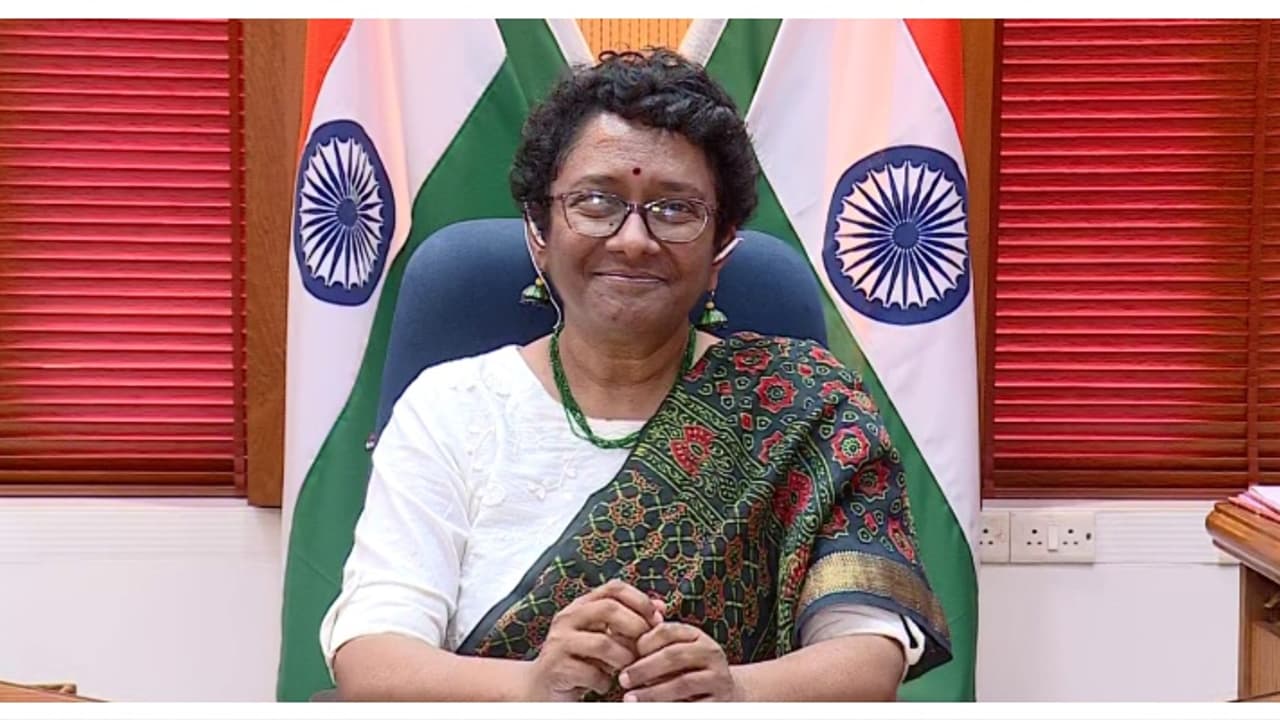 'മക്കൾ കറുത്തുപോയാൽ തീർന്നു എന്ന് കരുതുന്നവർ ഉണ്ട്. ആ ചിന്താഗതി പൊളിക്കണം'; ചീഫ് സെക്രട്ടറി ശാരദ മുരളീധരൻ