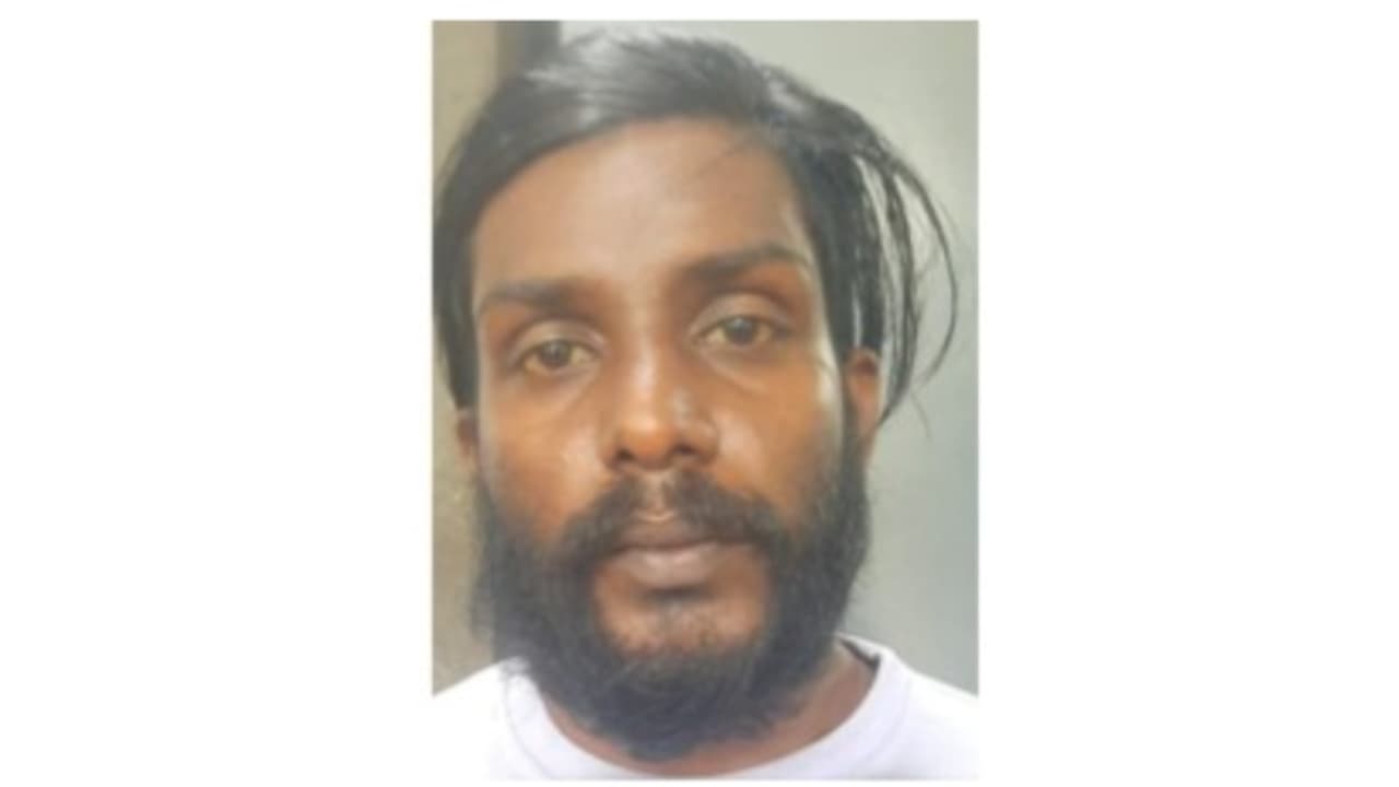 പെരിന്തൽമണ്ണയിലെ പരിശോധനയ്ക്കിടെ പിടിയിലായ യുവാവിന്റെ ബാഗിലും സ്കൂട്ടറിലും ഉണ്ടായിരുന്നത് 30 ലിറ്റർ വിദേശമദ്യം പെരിന്തൽമണ്ണയിലെ പരിശോധനയ്ക്കിടെ പിടിയിലായ യുവാവിന്റെ ബാഗിലും സ്കൂട്ടറിലും ഉണ്ടായിരുന്നത് 30 ലിറ്റർ വിദേശമദ്യം