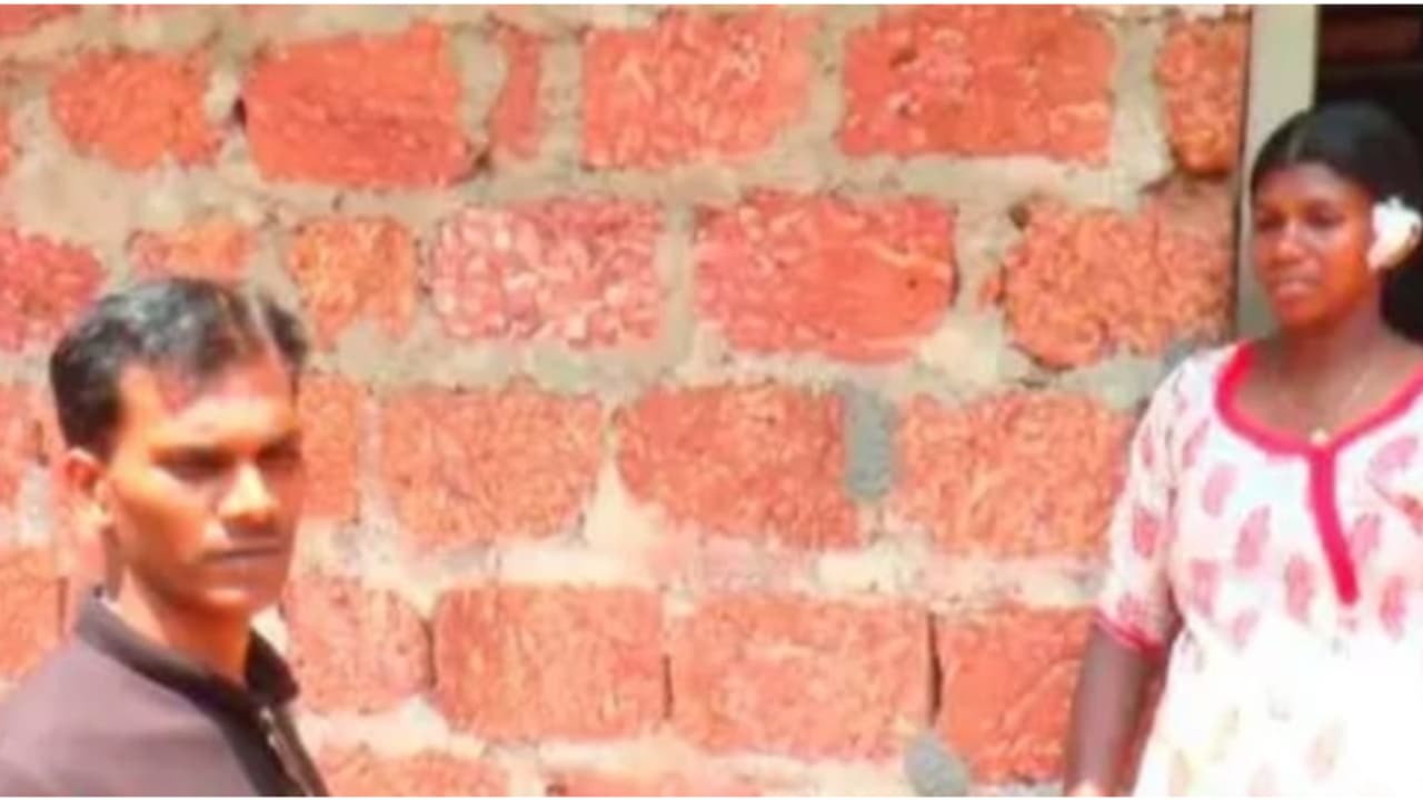 വെള്ളം കോരുന്നതിനിടെ യുവതി ആഴമേറിയ കിണറ്റില് വീണു, അവധിക്ക് നാട്ടിലെത്തിയ പ്രവാസി യുവാവ് രക്ഷകനായി വെള്ളം കോരുന്നതിനിടെ യുവതി ആഴമേറിയ കിണറ്റില് വീണു, അവധിക്ക് നാട്ടിലെത്തിയ പ്രവാസി യുവാവ് രക്ഷകനായി