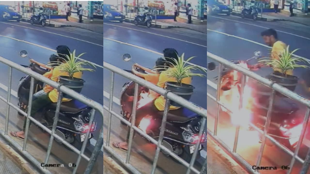 സ്കൂട്ടറിന് മുന്നിൽ കുഞ്ഞ്, റോഡരികിൽ നിർത്തി ഫോൺ ചെയ്യുന്നതിനിടെ തീ; അപ്രതീക്ഷിത സംഭവത്തിൽ 6 വയസുകാരന് പൊള്ളൽ സ്കൂട്ടറിന് മുന്നിൽ കുഞ്ഞ്, റോഡരികിൽ നിർത്തി ഫോൺ ചെയ്യുന്നതിനിടെ തീ; അപ്രതീക്ഷിത സംഭവത്തിൽ 6 വയസുകാരന് പൊള്ളൽ