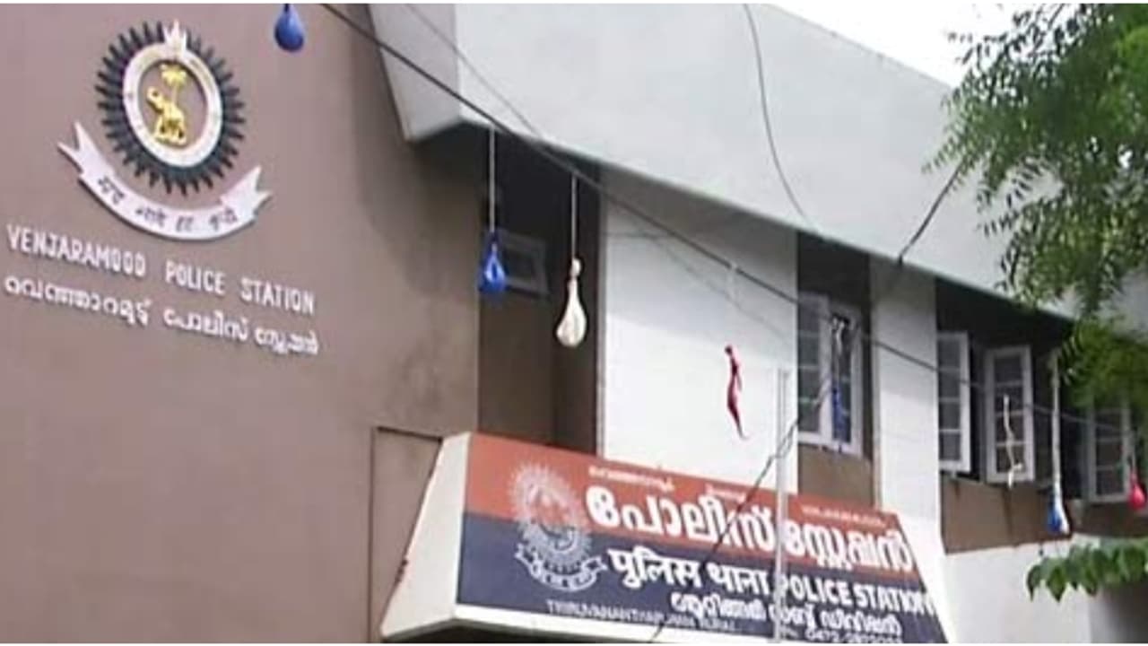 വീടിന് മുന്നിൽ പോത്തിനെ കെട്ടുന്നതിൽ തർക്കം, അയൽവാസികൾ തമ്മിലടിച്ച് ആശുപത്രിയിലായി, കേസെടുക്കുമെന്ന് പൊലീസ് വീടിന് മുന്നിൽ പോത്തിനെ കെട്ടുന്നതിൽ തർക്കം, അയൽവാസികൾ തമ്മിലടിച്ച് ആശുപത്രിയിലായി, കേസെടുക്കുമെന്ന് പൊലീസ്