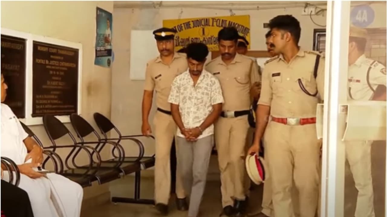 പ്രതിഷേധം ഭയന്ന് യാസിറിനെ ഷിബിലയുടെ വീട്ടിൽ കൊണ്ടുവന്നില്ല; പ്രതിയുടെ ചോദ്യംചെയ്യലും തെളിവെടുപ്പും പൂർത്തിയായി പ്രതിഷേധം ഭയന്ന് യാസിറിനെ ഷിബിലയുടെ വീട്ടിൽ കൊണ്ടുവന്നില്ല; പ്രതിയുടെ ചോദ്യംചെയ്യലും തെളിവെടുപ്പും പൂർത്തിയായി