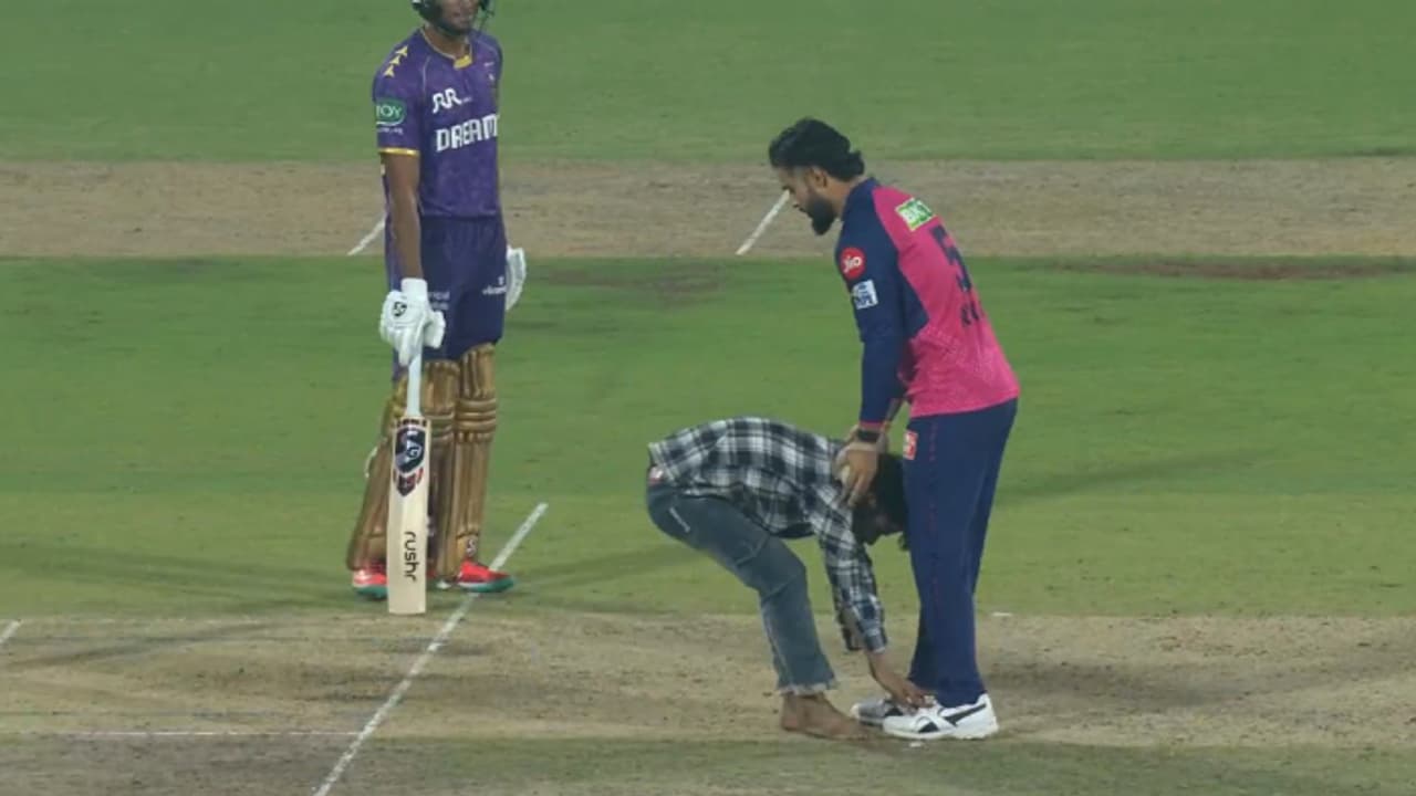 ഗ്രൗണ്ടിലേക്ക് ചാടിയിറങ്ങി പരാഗിന്റെ കാലില് വീണ് ആരാധകന്, വാടകയ്ക്ക് എടുത്തതോ എന്ന് ആരാധകര് ഗ്രൗണ്ടിലേക്ക് ചാടിയിറങ്ങി പരാഗിന്റെ കാലില് വീണ് ആരാധകന്, വാടകയ്ക്ക് എടുത്തതോ എന്ന് ആരാധകര്