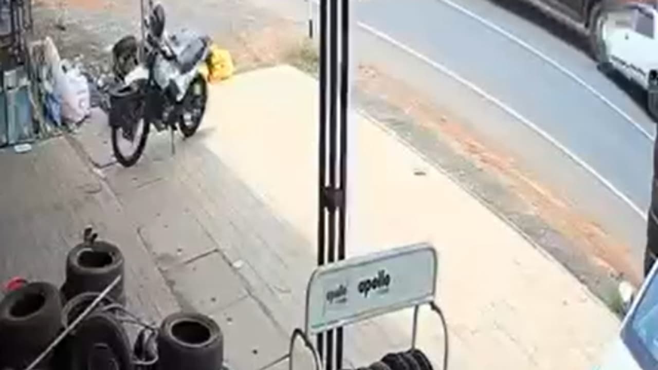 എടവണ്ണ കൊയിലാണ്ടി പാതയില്‍ കാർ എതിർദിശയിൽ വന്ന ലോറിയിൽ ഇടിച്ചു; കാർ യാത്രികന് പരിക്ക്