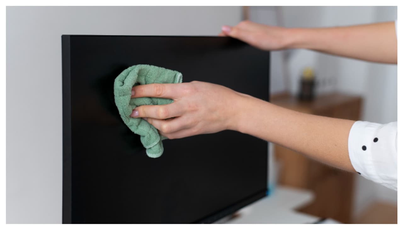 വീട് പൊടിയടിച്ച് വൃത്തിയാക്കുമ്പോൾ ഈ തെറ്റുകൾ ഒഴിവാക്കാം വീട് പൊടിയടിച്ച് വൃത്തിയാക്കുമ്പോൾ ഈ തെറ്റുകൾ ഒഴിവാക്കാം