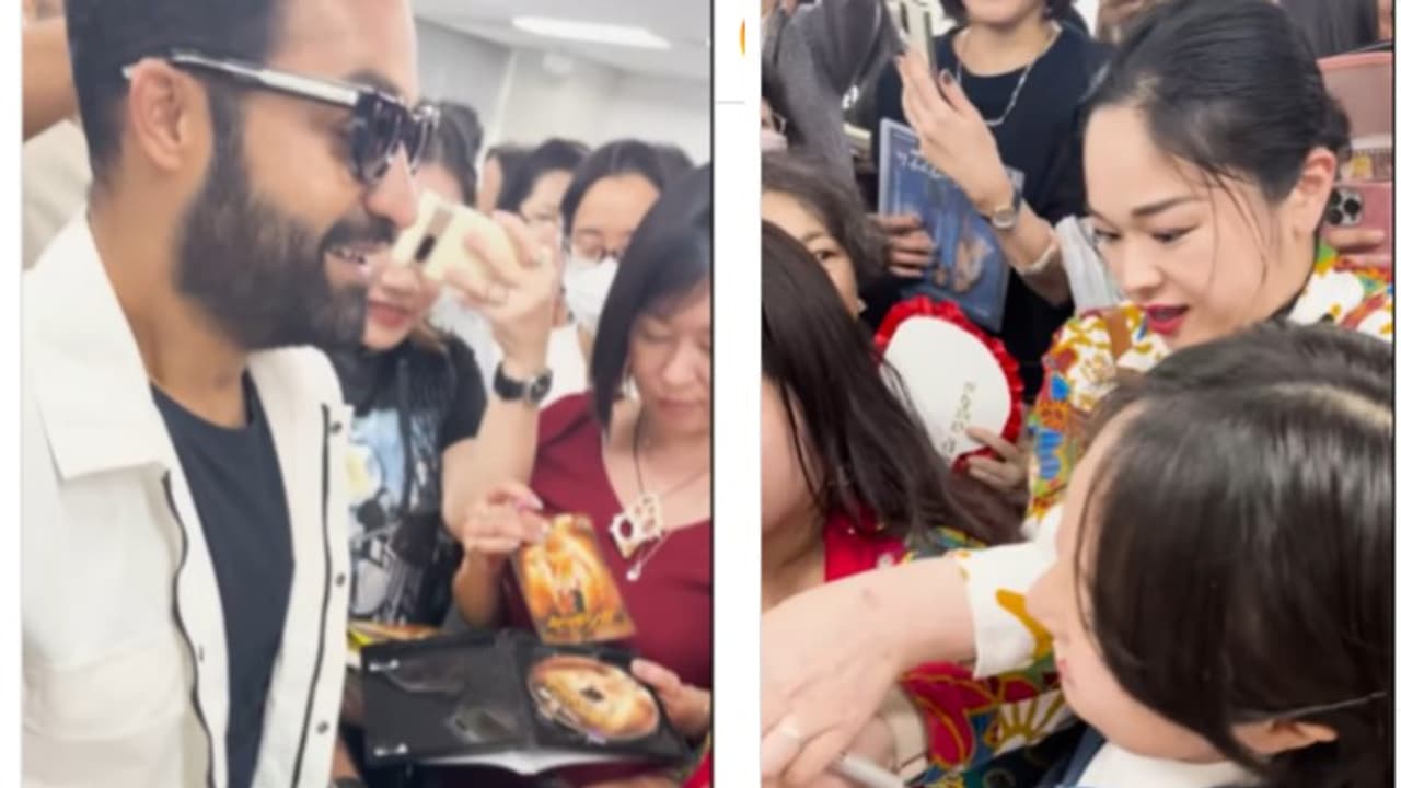 జపాన్లో ఎన్టీఆర్ని సర్ప్రైజ్ చేసిన లేడీ ఫ్యాన్స్.. ఆమె చేసిన పనికి షాక్ జపాన్లో ఎన్టీఆర్ని సర్ప్రైజ్ చేసిన లేడీ ఫ్యాన్స్.. ఆమె చేసిన పనికి షాక్