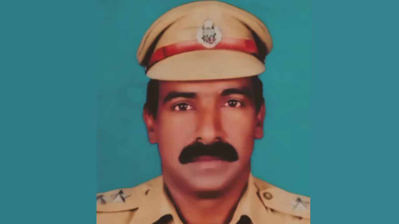 'ബന്ധുക്കൾ കള്ളക്കേസിൽ കുടുക്കി' കുറിപ്പ് എഴുതിവച്ച് റിട്ട. എസ്ഐ ആത്മഹത്യ ചെയ്തു 'ബന്ധുക്കൾ കള്ളക്കേസിൽ കുടുക്കി' കുറിപ്പ് എഴുതിവച്ച് റിട്ട. എസ്ഐ ആത്മഹത്യ ചെയ്തു