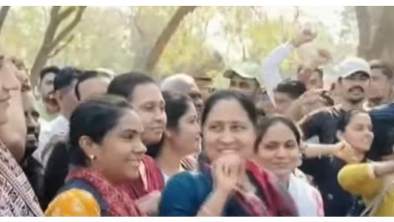 ഗുജറാത്തില് സമരം ചെയ്യുന്ന ആരോഗ്യപ്രവർത്തകർക്കെതിരെ കൂട്ടനടപടി; 2000 പേരെ പിരിച്ചുവിട്ട് സര്ക്കാര് ഗുജറാത്തില് സമരം ചെയ്യുന്ന ആരോഗ്യപ്രവർത്തകർക്കെതിരെ കൂട്ടനടപടി; 2000 പേരെ പിരിച്ചുവിട്ട് സര്ക്കാര്