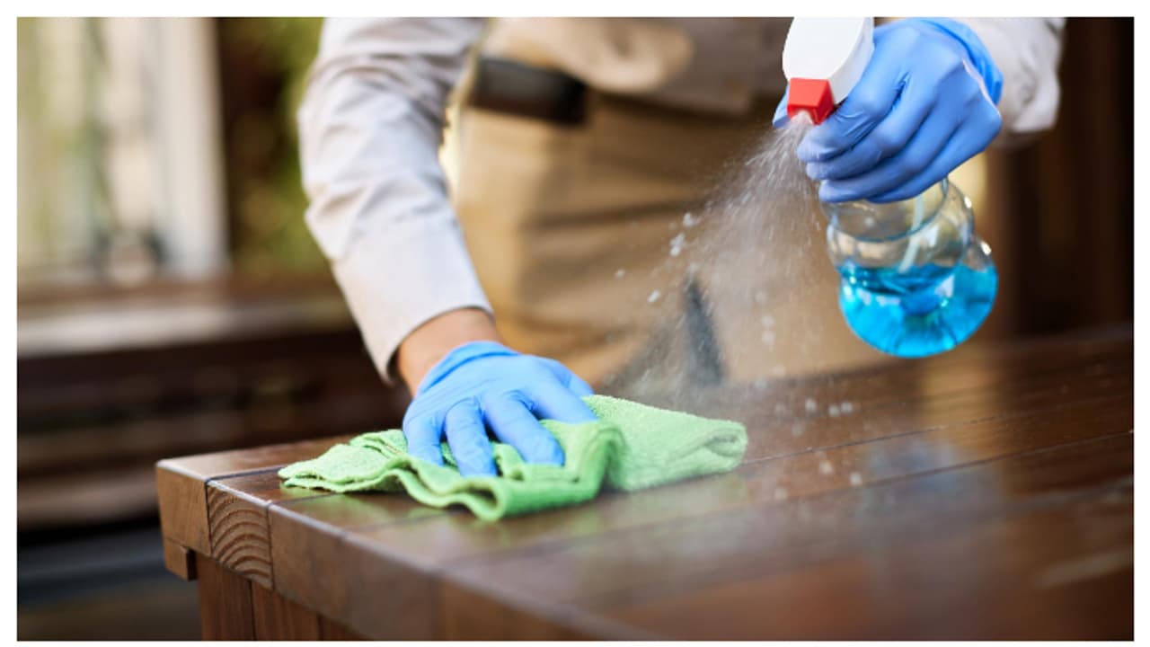 ദിവസം മുഴുവൻ കിട്ടിയിട്ടും വീട് വൃത്തിയാക്കി കഴിഞ്ഞില്ലേ? എങ്കിൽ ഈ പൊടിക്കൈകൾ ചെയ്ത് നോക്കൂ ദിവസം മുഴുവൻ കിട്ടിയിട്ടും വീട് വൃത്തിയാക്കി കഴിഞ്ഞില്ലേ? എങ്കിൽ ഈ പൊടിക്കൈകൾ ചെയ്ത് നോക്കൂ