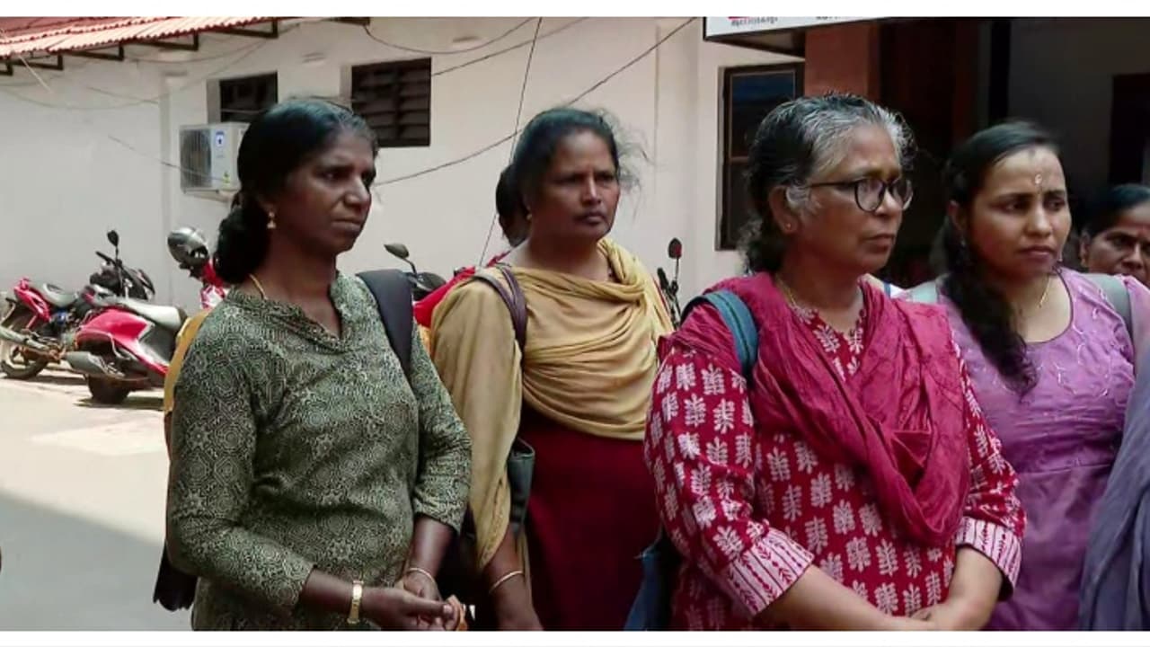 തടഞ്ഞുവെച്ച ഓണറേറിയം വിതരണം ചെയ്തു; ആലപ്പുഴയിലെ ആശമാർക്ക് 7000 വീതം അക്കൗണ്ടിൽ ലഭിച്ചു തടഞ്ഞുവെച്ച ഓണറേറിയം വിതരണം ചെയ്തു; ആലപ്പുഴയിലെ ആശമാർക്ക് 7000 വീതം അക്കൗണ്ടിൽ ലഭിച്ചു