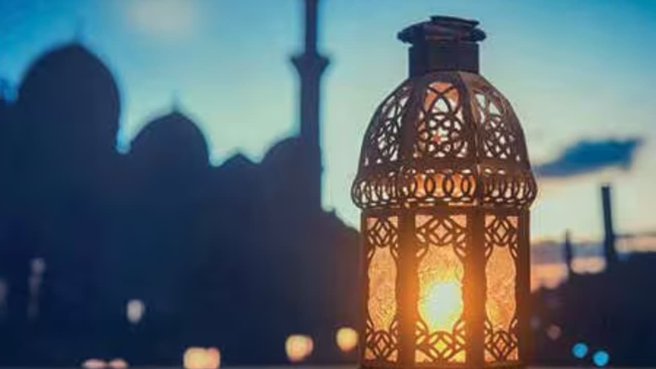 ഈദ് ദിനം നിർബന്ധിത പ്രവൃത്തി ദിനം; വിമർശനം ഉയർന്നതോടെ വിവാദ ഉത്തരവ് പിൻവലിച്ച് കസ്റ്റംസ് കേരള ചീഫ് കമ്മീഷണർ ഈദ് ദിനം നിർബന്ധിത പ്രവൃത്തി ദിനം; വിമർശനം ഉയർന്നതോടെ വിവാദ ഉത്തരവ് പിൻവലിച്ച് കസ്റ്റംസ് കേരള ചീഫ് കമ്മീഷണർ