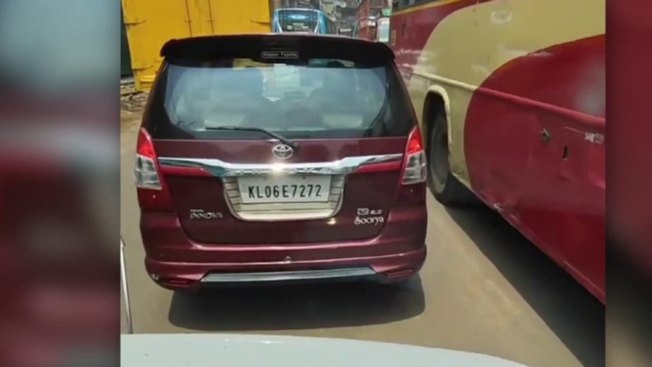 രോഗിയുമായി മെഡിക്കൽ കോളേജിലേക്ക് പോയ ആംബുലൻസിന് മുന്നിൽ വഴിമുടക്കി ഇന്നോവ കാർ; യാത്ര തടസപ്പെടുത്തിയെന്ന് പരാതി