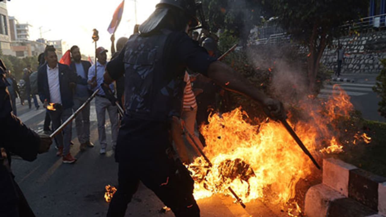 നേപ്പാളിൽ ആഭ്യന്തര കലാപം രൂക്ഷം: തലസ്ഥാനത്ത് 2 പേർ കൊല്ലപ്പെട്ടു, 45 പേർക്ക് പരുക്ക്; കർഫ്യൂ പ്രഖ്യാപിച്ചു നേപ്പാളിൽ ആഭ്യന്തര കലാപം രൂക്ഷം: തലസ്ഥാനത്ത് 2 പേർ കൊല്ലപ്പെട്ടു, 45 പേർക്ക് പരുക്ക്; കർഫ്യൂ പ്രഖ്യാപിച്ചു