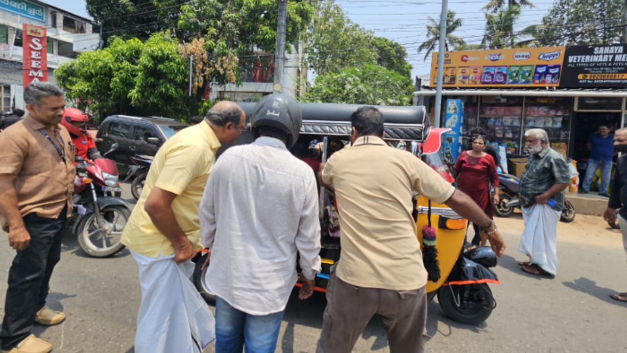 സ്വകാര്യ ബസുമായി സ്കൂട്ടർ ഇടിച്ചു, രക്തം വാർന്ന് റോഡിൽ കിടന്ന യുവതികൾക്ക് രക്ഷകനായി മന്ത്രി