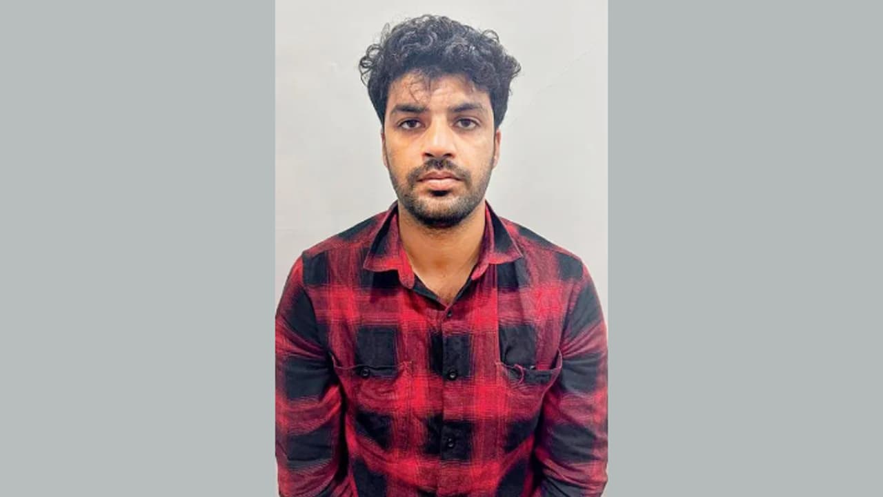 പിടികൂടാൻ ശ്രമിച്ച് പരിക്കേറ്റത് നിരവധി പൊലീസുകാർ, വിമാനത്തിലെത്തി മോഷണം, വെടിവച്ച് വീഴ്ത്തി തമിഴ്നാട് പൊലീസ് പിടികൂടാൻ ശ്രമിച്ച് പരിക്കേറ്റത് നിരവധി പൊലീസുകാർ, വിമാനത്തിലെത്തി മോഷണം, വെടിവച്ച് വീഴ്ത്തി തമിഴ്നാട് പൊലീസ്