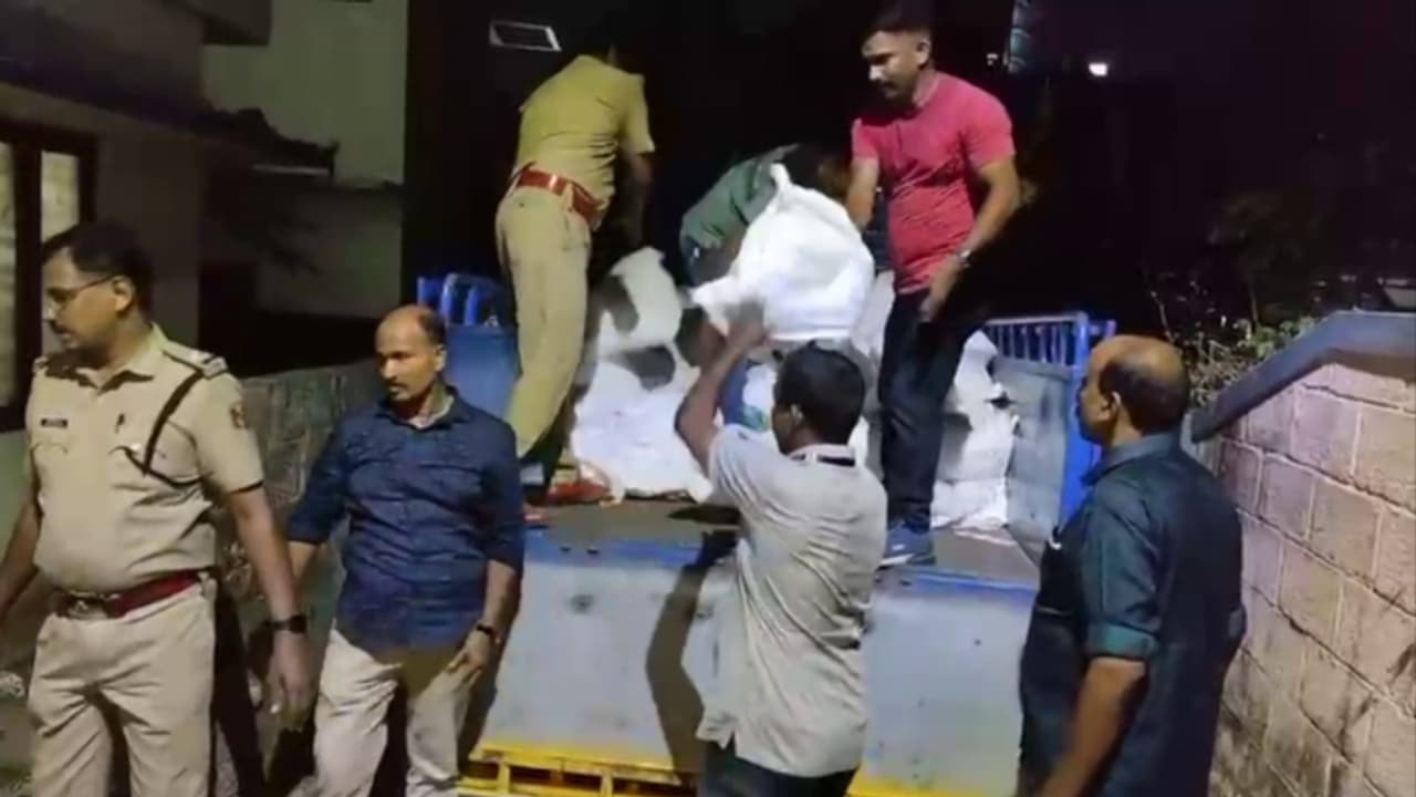 1 കോടി രൂപയുടെ ലഹരി വസ്തുക്കൾ, പിടിച്ചെടുത്തത് 2000 കിലോയോളം പുകയില ഉല്പന്നങ്ങളും ലഹരി മിഠായികളും 1 കോടി രൂപയുടെ ലഹരി വസ്തുക്കൾ, പിടിച്ചെടുത്തത് 2000 കിലോയോളം പുകയില ഉല്പന്നങ്ങളും ലഹരി മിഠായികളും