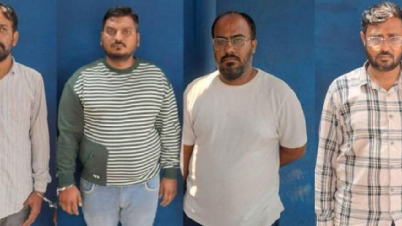 സാംപിൾ മണ്ണിൽ പതിവിലുമേറെ സ്വർണം; സംശയത്തിന് പിന്നാലെ അന്വേഷണം, കൊച്ചിയിൽ സ്വർണത്തരി തട്ടിപ്പുകാർ പിടിയിൽ