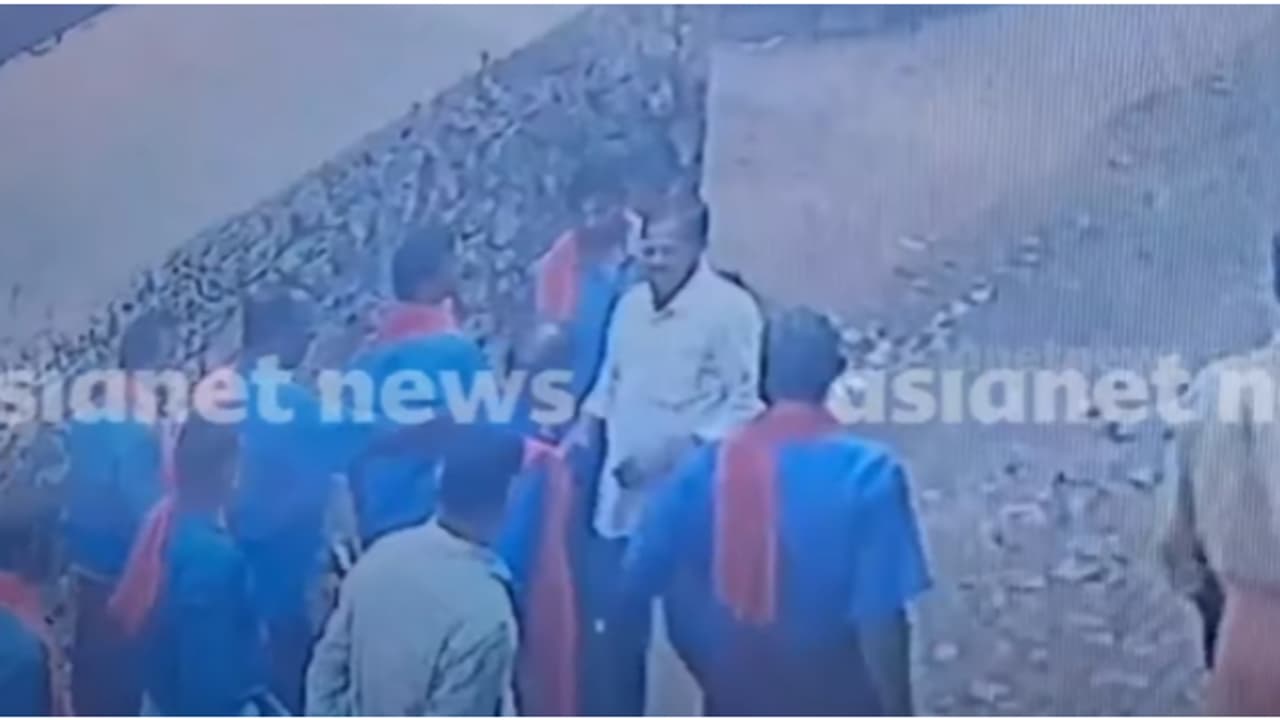 കുളപ്പുള്ളിയിൽ വീണ്ടും തൊഴിൽ തർക്കം; സിഐടിയു തൊഴിലാളികൾ മർദിച്ചെന്ന് കടയുടമ, നിഷേധിച്ച് സിഐടിയു കുളപ്പുള്ളിയിൽ വീണ്ടും തൊഴിൽ തർക്കം; സിഐടിയു തൊഴിലാളികൾ മർദിച്ചെന്ന് കടയുടമ, നിഷേധിച്ച് സിഐടിയു