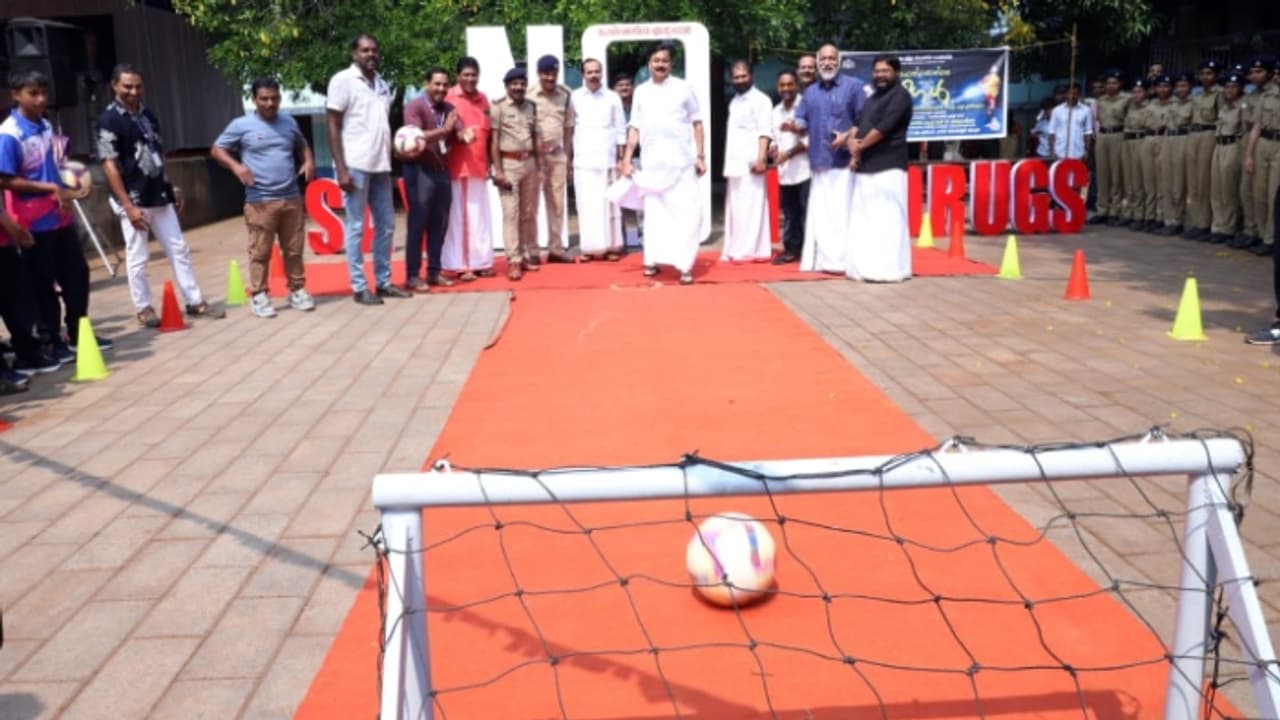 ലഹരിക്കെതിരെ ഗോളടിക്കാം, ഒരു സുഹൃത്തിനെ രക്ഷിക്കാം; പരിപാടിയുമായി ജില്ലാ ഭരണകൂടവും സ്പോർട്സ് കൗൺസിലും ലഹരിക്കെതിരെ ഗോളടിക്കാം, ഒരു സുഹൃത്തിനെ രക്ഷിക്കാം; പരിപാടിയുമായി ജില്ലാ ഭരണകൂടവും സ്പോർട്സ് കൗൺസിലും