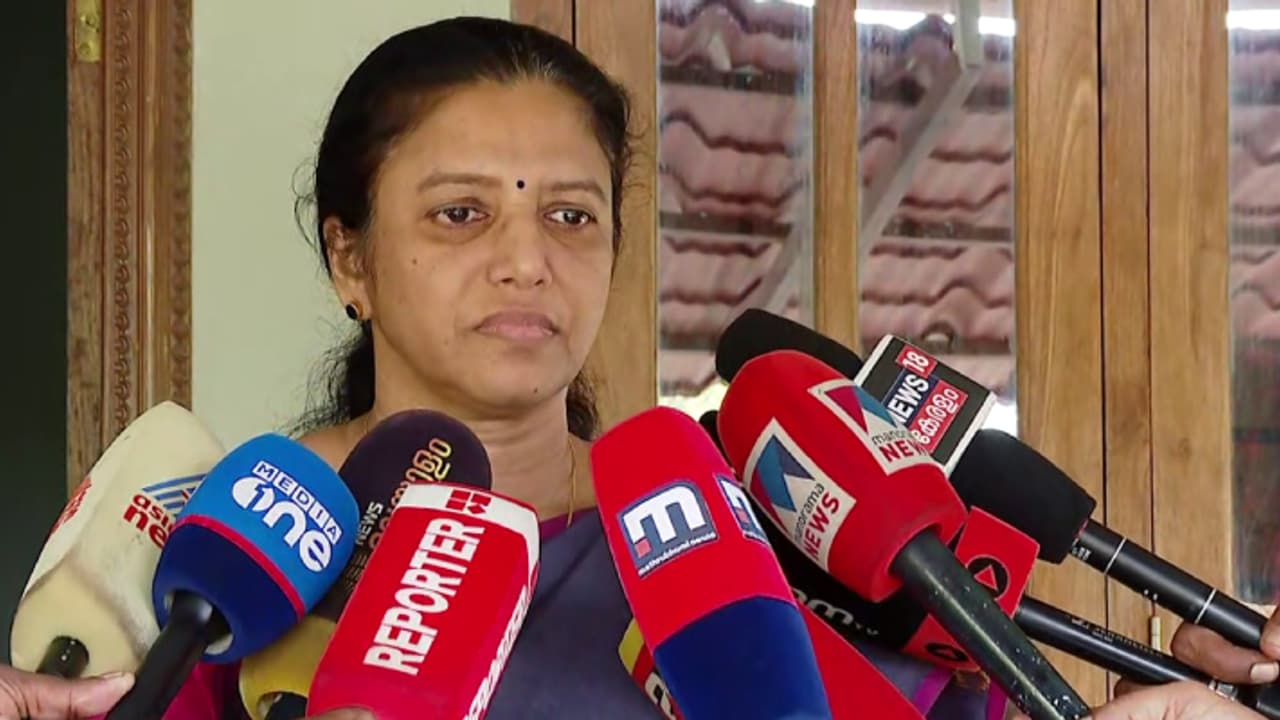 കുറ്റപത്രത്തിൽ നവീൻ ബാബുവിൻ്റെ കുടുംബത്തിന് അതൃപ്തി; 'അന്വേഷണത്തിന് മറ്റൊരു ഏജൻസി വേണം'; നിയമപോരാട്ടം തുടരും കുറ്റപത്രത്തിൽ നവീൻ ബാബുവിൻ്റെ കുടുംബത്തിന് അതൃപ്തി; 'അന്വേഷണത്തിന് മറ്റൊരു ഏജൻസി വേണം'; നിയമപോരാട്ടം തുടരും