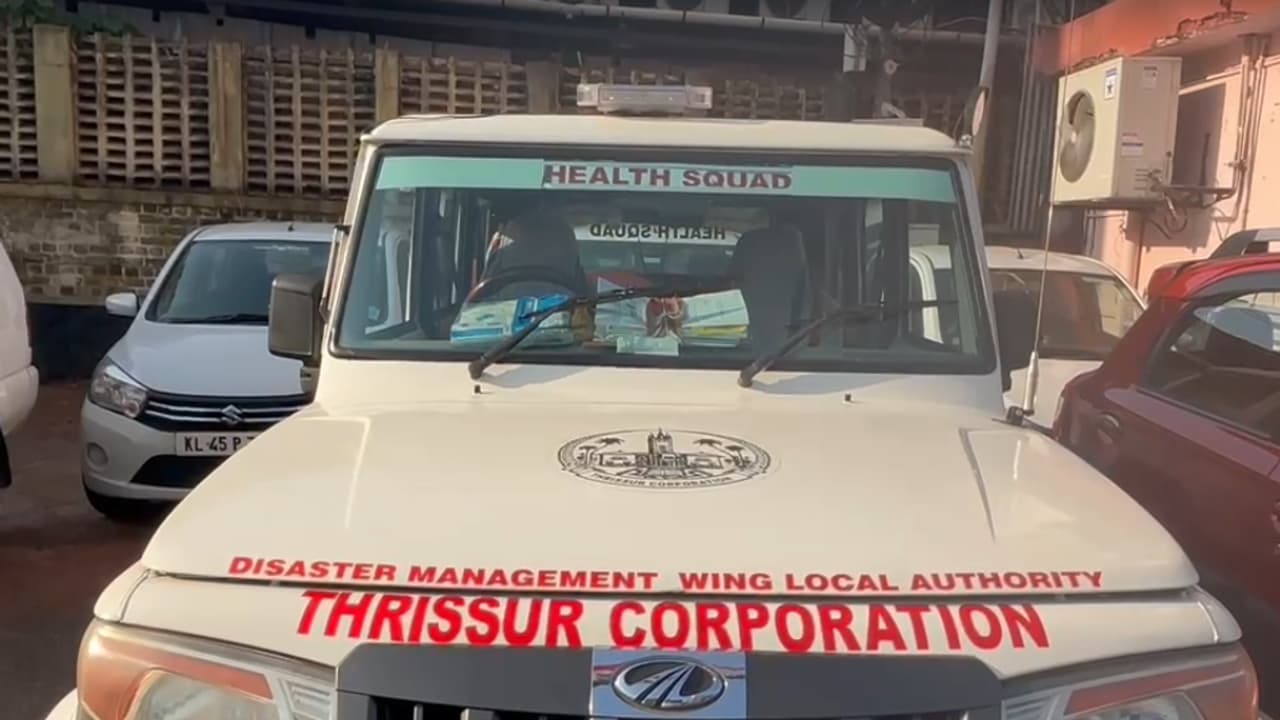 എംവിഡി കടുപ്പിച്ചു; വാഹനത്തിന്റെ ബീക്കൺ ലൈറ്റ് അഴിച്ചുമാറ്റി തൃശൂർ കോർപറേഷൻ ആരോഗ്യ വിഭാഗം എംവിഡി കടുപ്പിച്ചു; വാഹനത്തിന്റെ ബീക്കൺ ലൈറ്റ് അഴിച്ചുമാറ്റി തൃശൂർ കോർപറേഷൻ ആരോഗ്യ വിഭാഗം