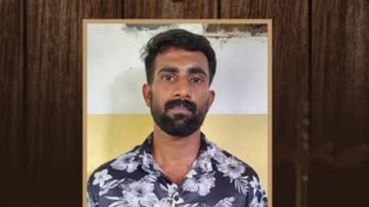 8 വർഷം മുമ്പ് പാലക്കാട് വെച്ച് 5 കിലോ കഞ്ചാവുമായി പിടിയിലായി; യുവാവിന് 8 വർഷം തടവ്, 2 ലക്ഷം പിഴയും 8 വർഷം മുമ്പ് പാലക്കാട് വെച്ച് 5 കിലോ കഞ്ചാവുമായി പിടിയിലായി; യുവാവിന് 8 വർഷം തടവ്, 2 ലക്ഷം പിഴയും