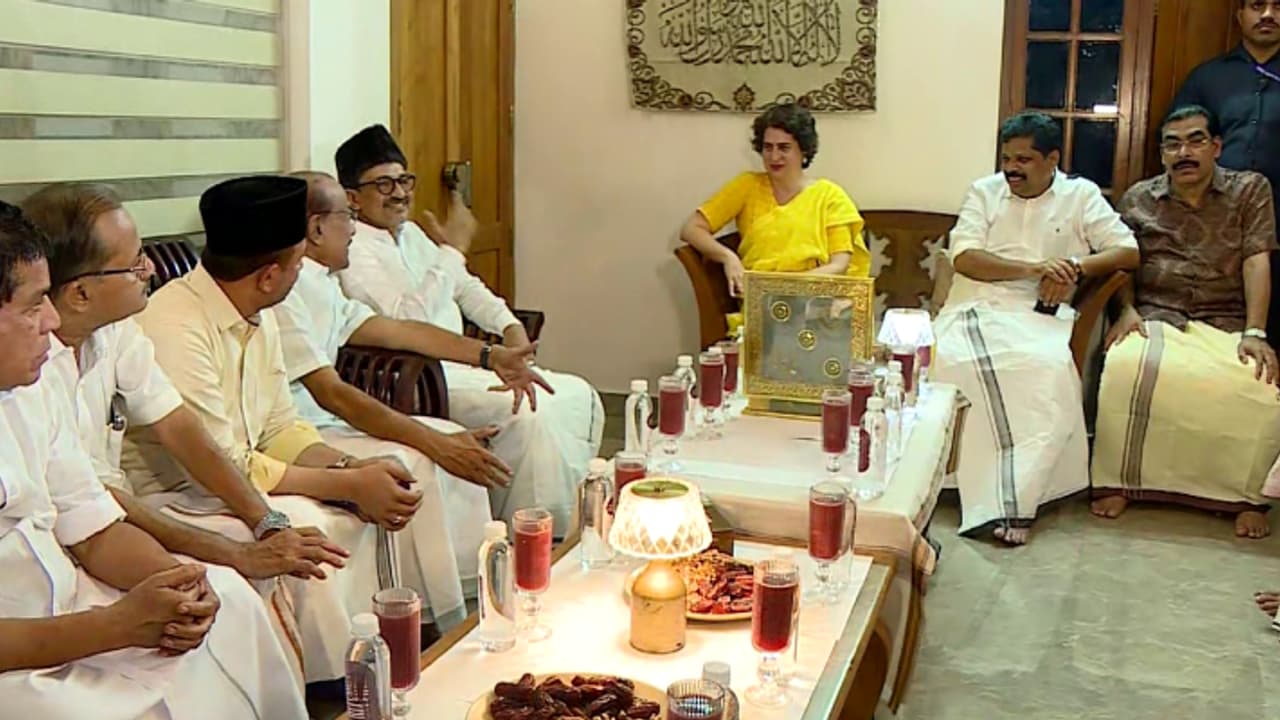 പരിഭവം തീർക്കാൻ പ്രിയങ്ക ഗാന്ധി പാണക്കാടെത്തി; സാദിഖലി തങ്ങളുടെ ഇഫ്താർ വിരുന്നിൽ പങ്കെടുത്തു